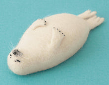 Load image into Gallery viewer, Hamanaka Needle Felting Kit: DIY Wool Seal - Made in Japan