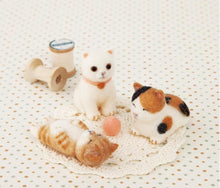 Load image into Gallery viewer, Hamanaka Needle Felting Kit: Baby Kittens & Yarn Ball DIY