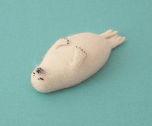 Load image into Gallery viewer, Hamanaka Needle Felting Kit: DIY Wool Seal - Made in Japan
