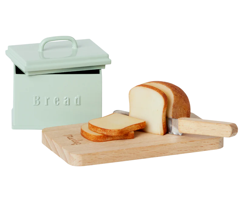 Bread box w. utensils