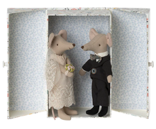 Load image into Gallery viewer, Wedding Mice Couple in Box
