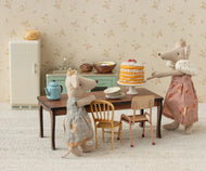 Party cake and cake stand, Mouse